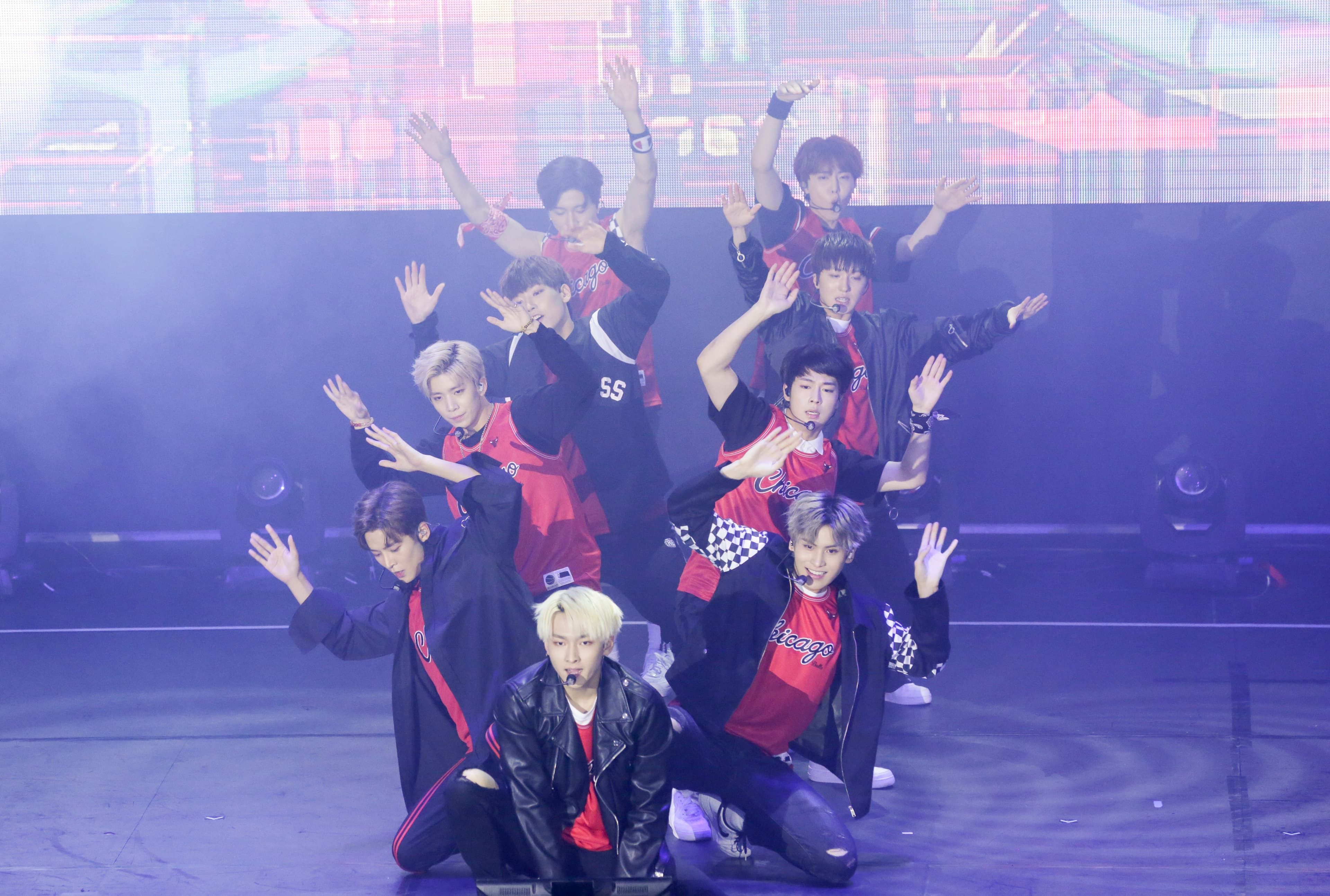 韓國新生代男團SF9首次來台辦售票活動,以帥氣有勁的舞蹈吸引900名粉絲前來朝聖。