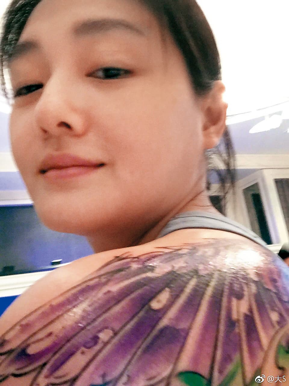 大S在微博上公開自己最新刺青,素顏照讓粉絲大為驚呼。(翻攝自大S微博)