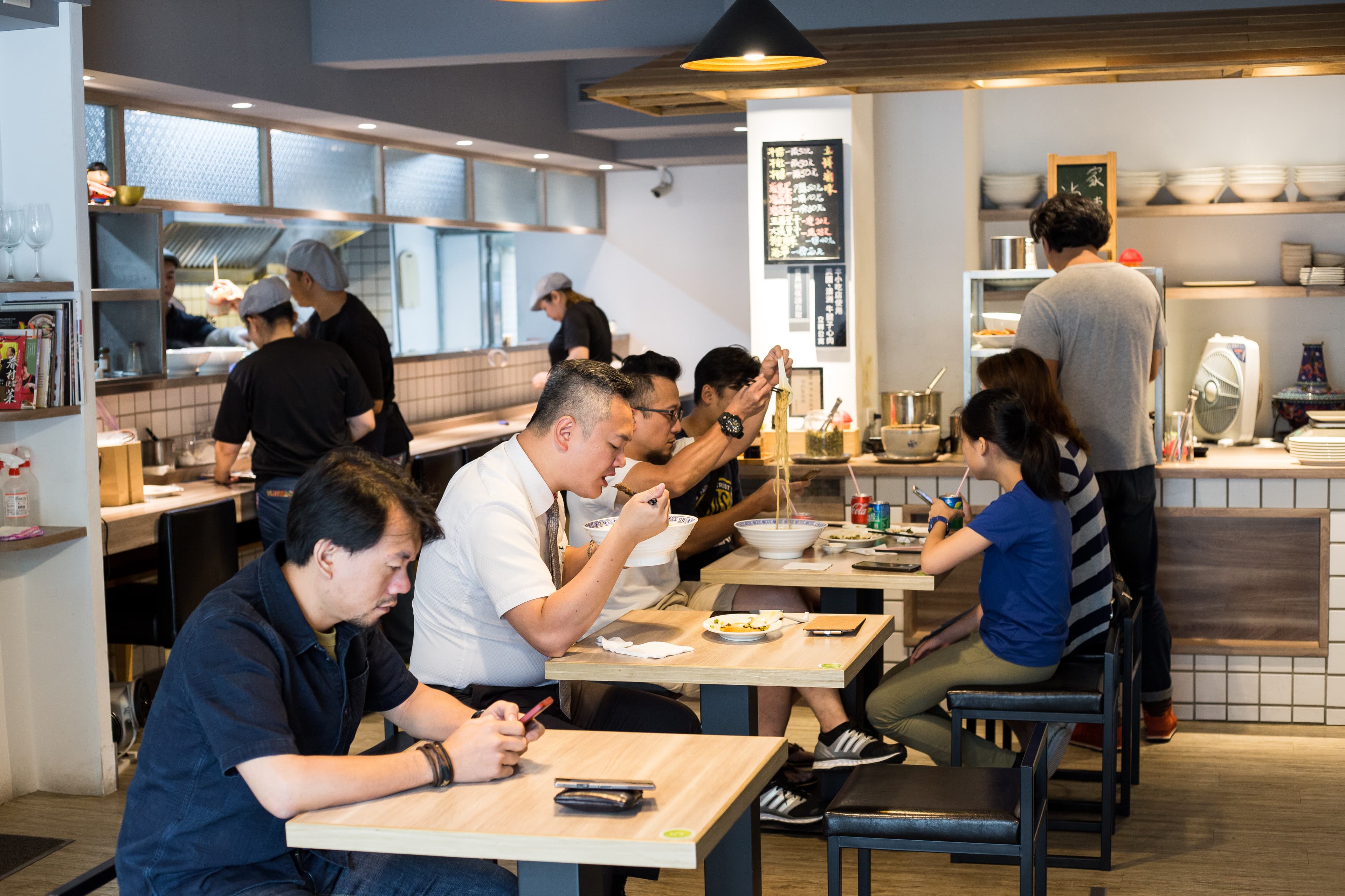 立祥公寓開業近1年,位在巷弄裡的小店,每到吃飯時間,坐無虛席。