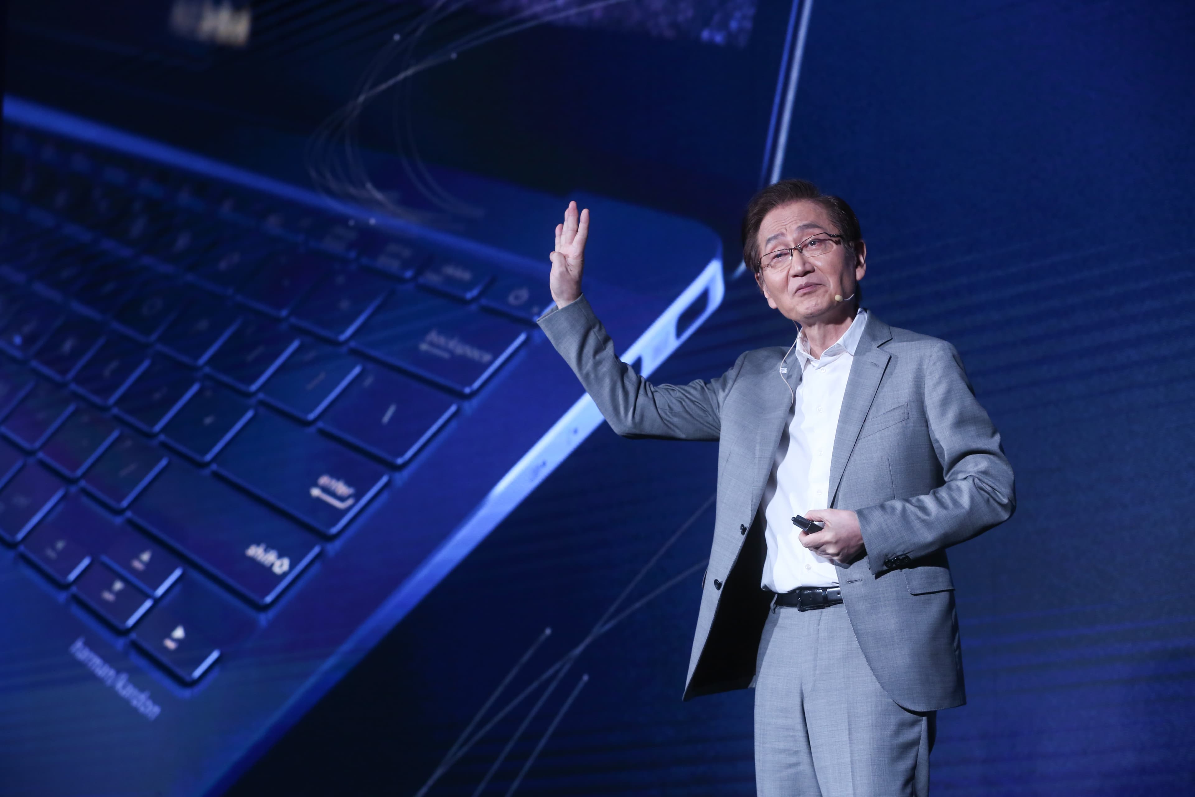 為了反攻亞太市場、讓華碩今年旗艦機種Zenfone 4要一砲而紅,施崇棠決定找最知名的韓星孔劉當代言人。