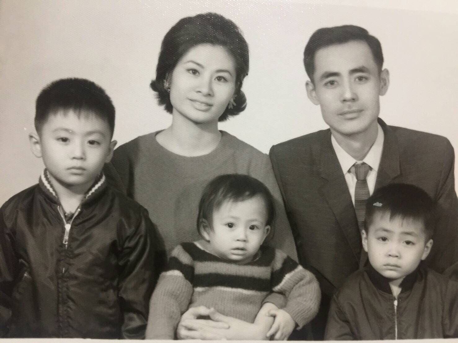 邵昕（前排中）1家5口全家福，後排右為父親邵會元、左為母親易秀楓。（邵昕提供）