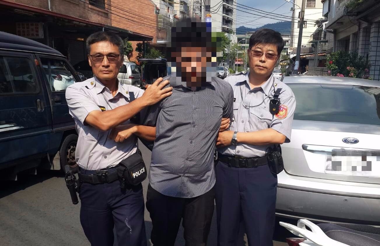 自己抓的人犯,自己押送。(圖左為抓到犯嫌的55歲員警梅庭欽)