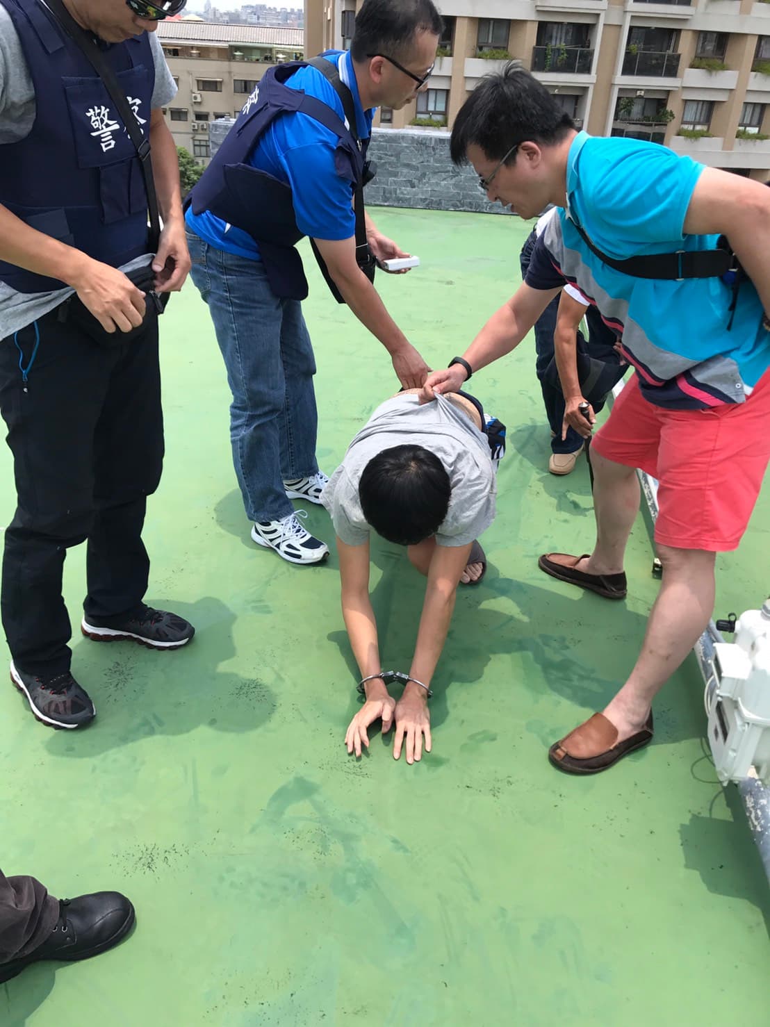 陳嫌企圖逃往屋頂，還是躲不過警方法眼追緝。
