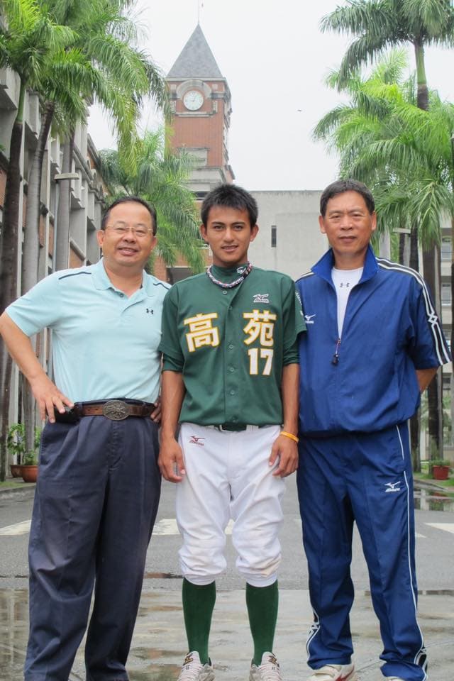 高苑總教練李來發（右）表示，當初要找林子偉（中）加入高苑，前高雄縣長、也是高苑董事長余政憲（左）7次登門拜訪。翻攝自余政憲臉書