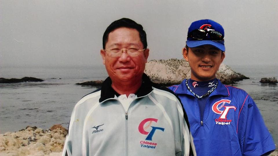吳瑞山是林子偉的棒球啟蒙教練，吳瑞山說：「他的協調性很好，反應快，速度也好。」圖為兩人合照。（翻攝自余政憲臉書）