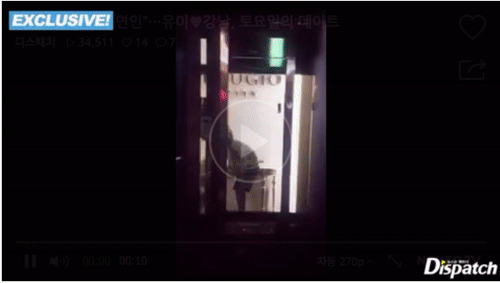 韓媒《Dispatch》貼出康男送Uie回家,在門口依依不捨相擁的影片,之後又撤下,但網友已右鍵存檔。(網路圖片)
