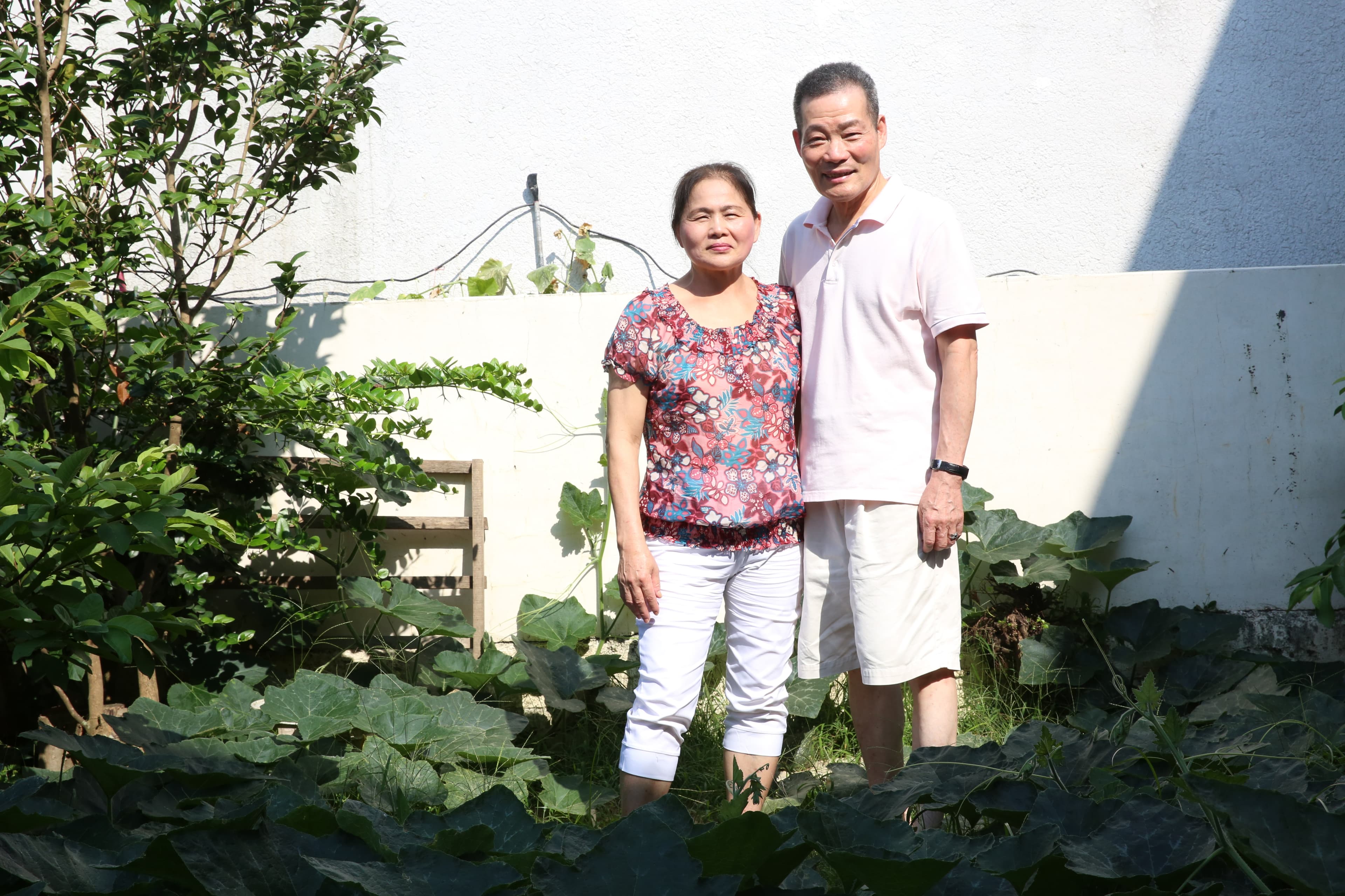 葛媽媽（左）為家付出大半輩子，她說目前最大的責任就是照顧老公（右）。