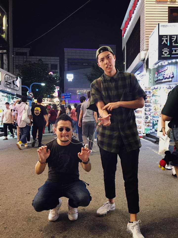 韓國街頭,九把刀與蔡凡熙一起耍白痴,2人心智年齡應該相差不大。(翻攝自蔡凡熙臉書)