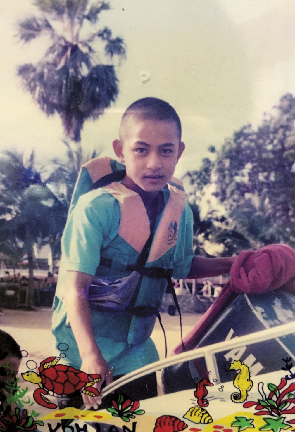 林子偉國小時和家人去泰國旅遊。因為父母多在外地工作,他和父母相處的時間其實不多。(寶悍運動平台提供)