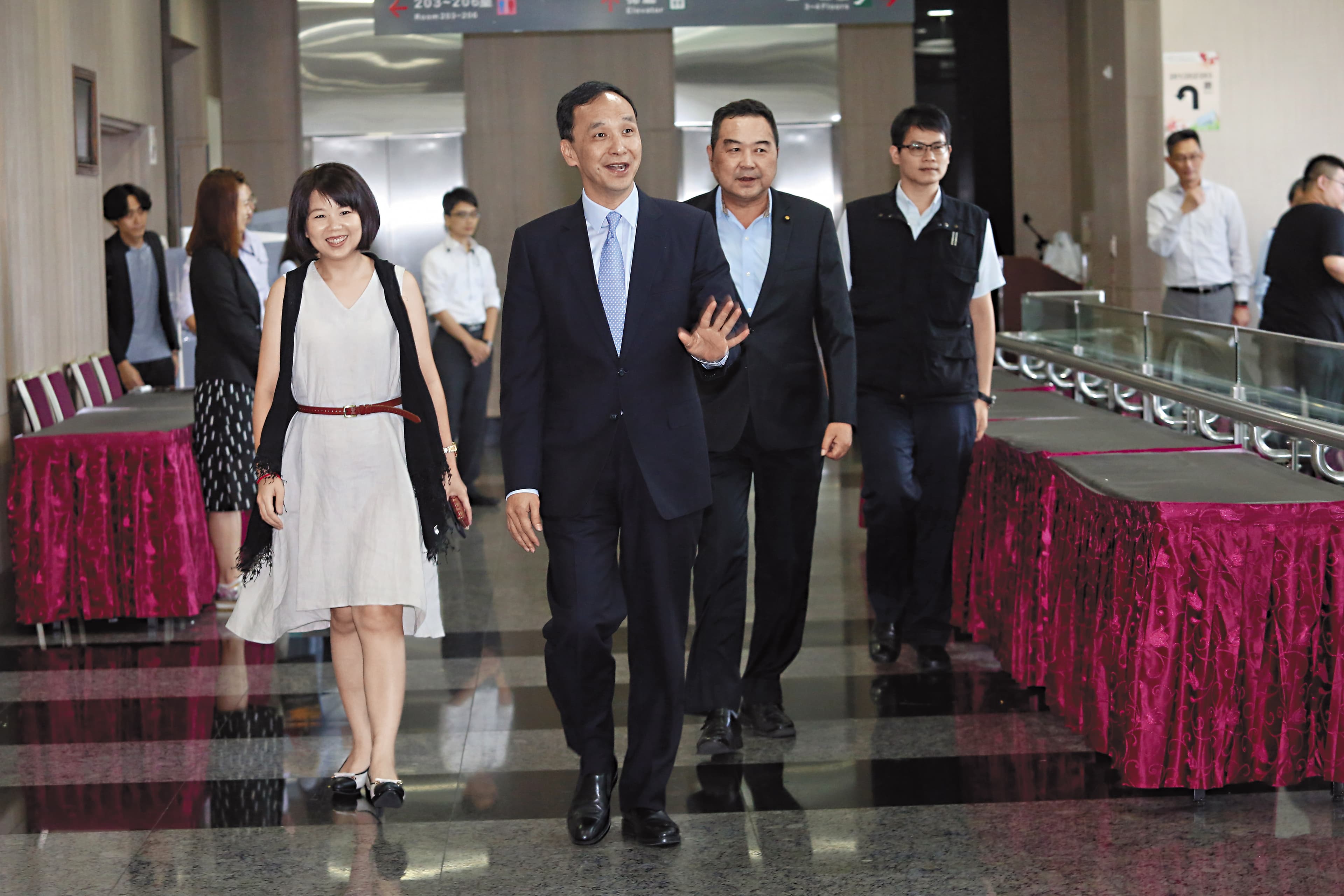 新北市長朱立倫（前）在台北市長點名人選當中民調最高，可以柯P一較高下，但丁守中認為朱無意參選台北市長。