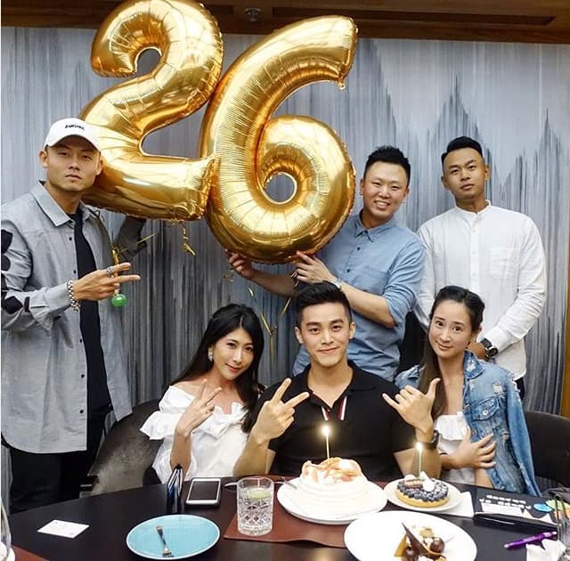 之前蕭亞軒的前男友陳樺(左)幫Victor(前排中)慶祝26歲生日,Victor旁邊就坐著李晶晶(前排右)。(翻攝自MYY24 IG)