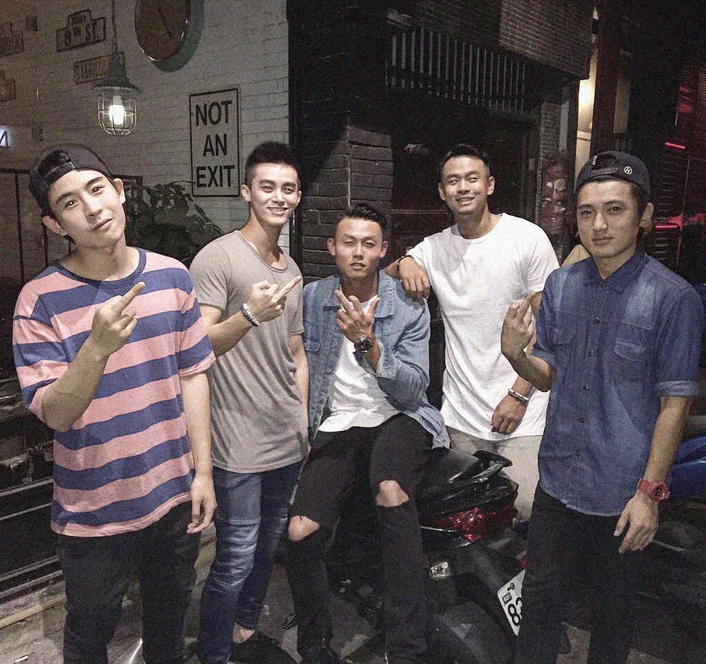 蕭亞軒的前男友陳樺(中)有一群哥兒們時常聚會,Victor(左二)應就是透過陳樺,再透過蕭亞軒認識李晶晶。(翻攝自MYY24 IG)