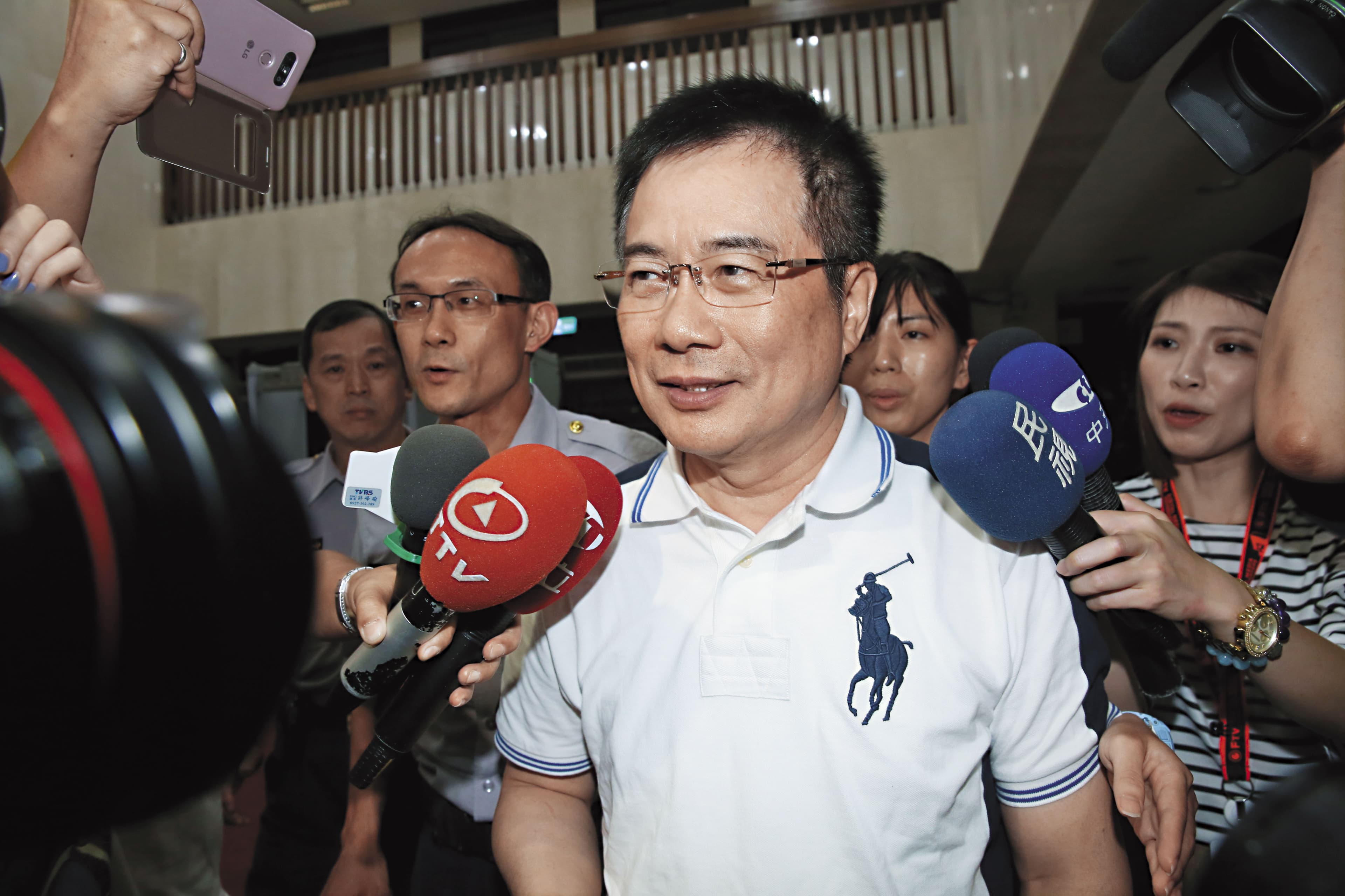 前立委蔡正元移送複訊時喊冤,強調沒有弊案,還認為妻子嫁給他而捲入官司很倒楣。