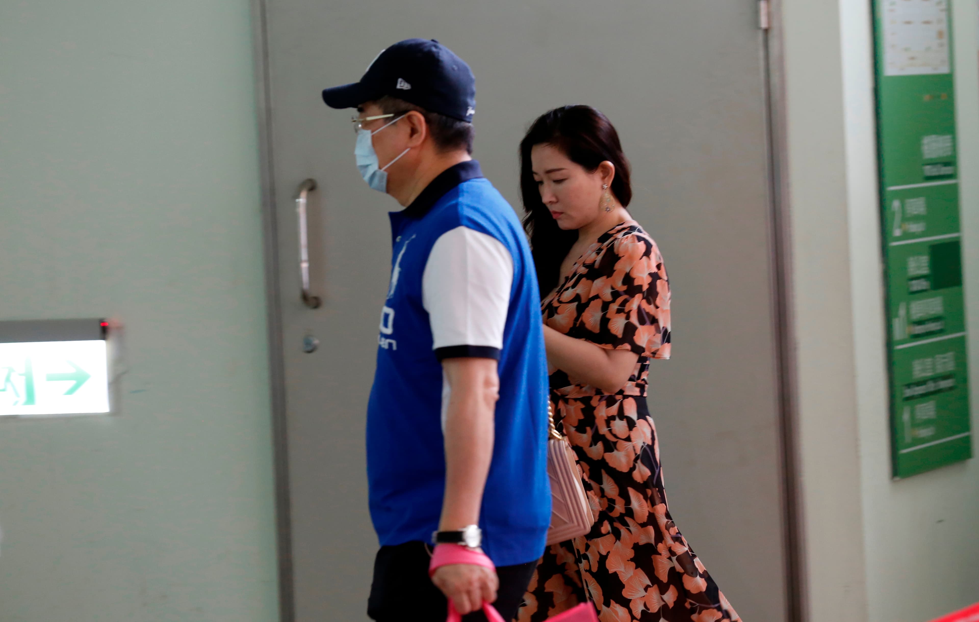 馬尾妹（右）原是蔡正元的特助，協助打理工作及生活瑣事，去年終於修成正果。