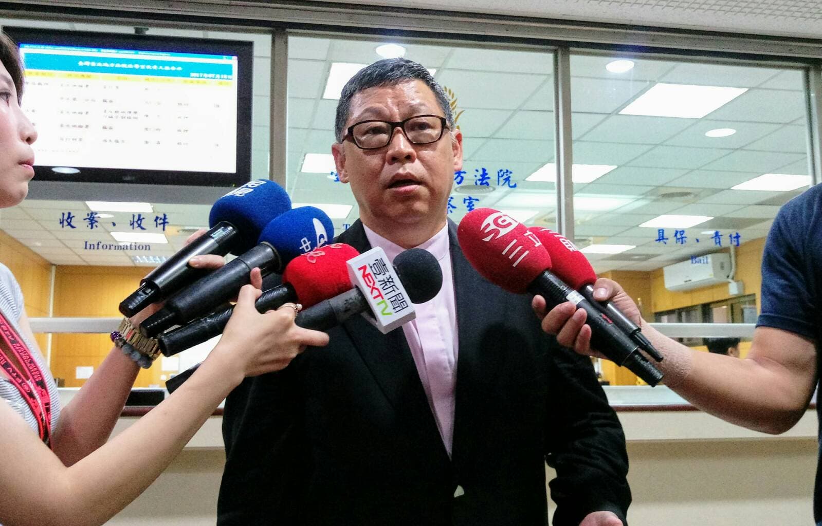 蔡正元的律師魏憶龍表示,蔡正元被收押,無陪伴妻子待產及看小孩出生,將提抗告。