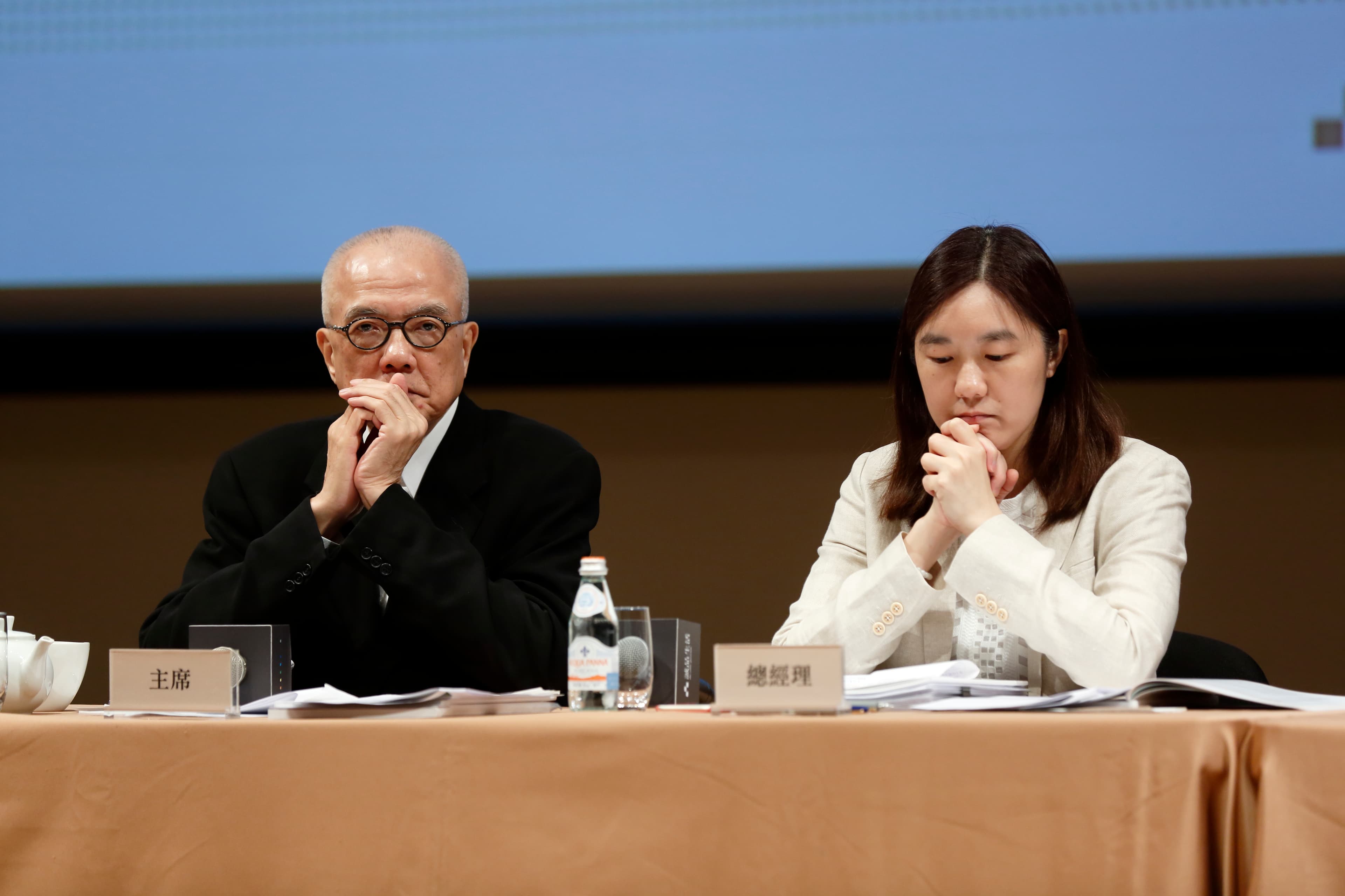 吳清友（左）過世的消息，童子賢第一時間接獲消息是來自吳清友女兒吳旻潔的越洋電話。