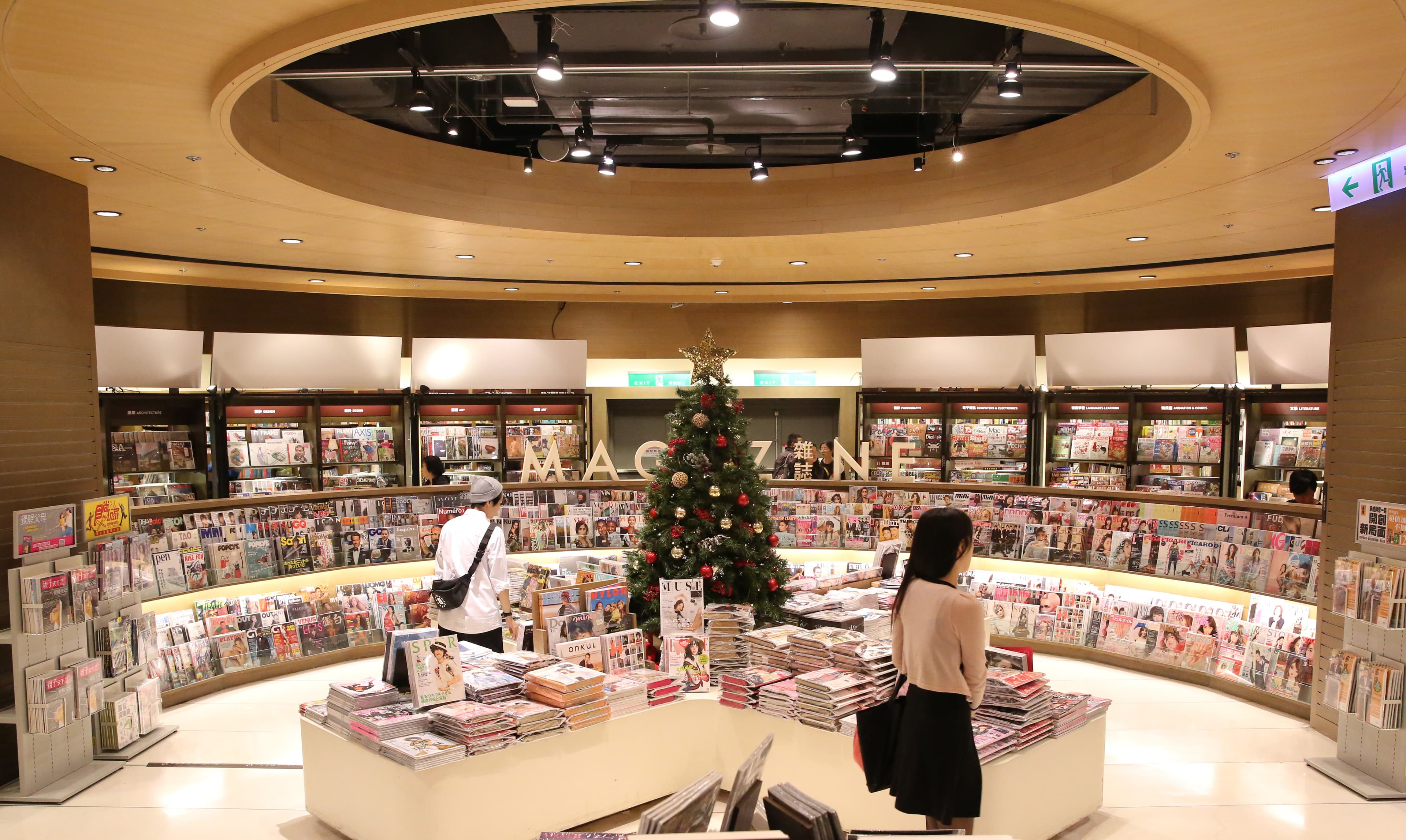 誠品創辦人吳清友對於書店內的空間細節非常執著，建材挑選也親力親為。