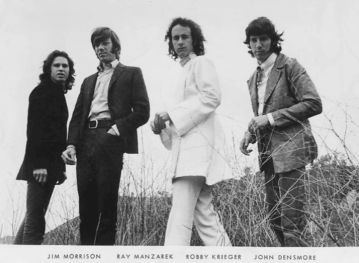 圖左為吉姆莫里森(Jim Morrison)