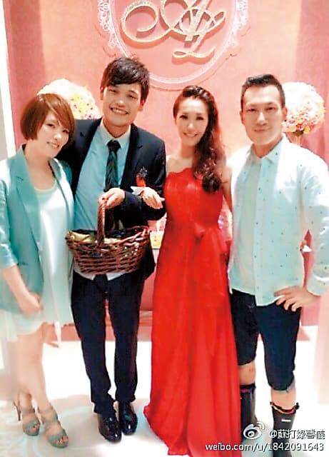 阿福2014年和空姐老婆LuLu結婚,兩人都是彼此的初戀。左起馨儀、阿福、LuLu、阿龔。(翻攝自馨儀微博)