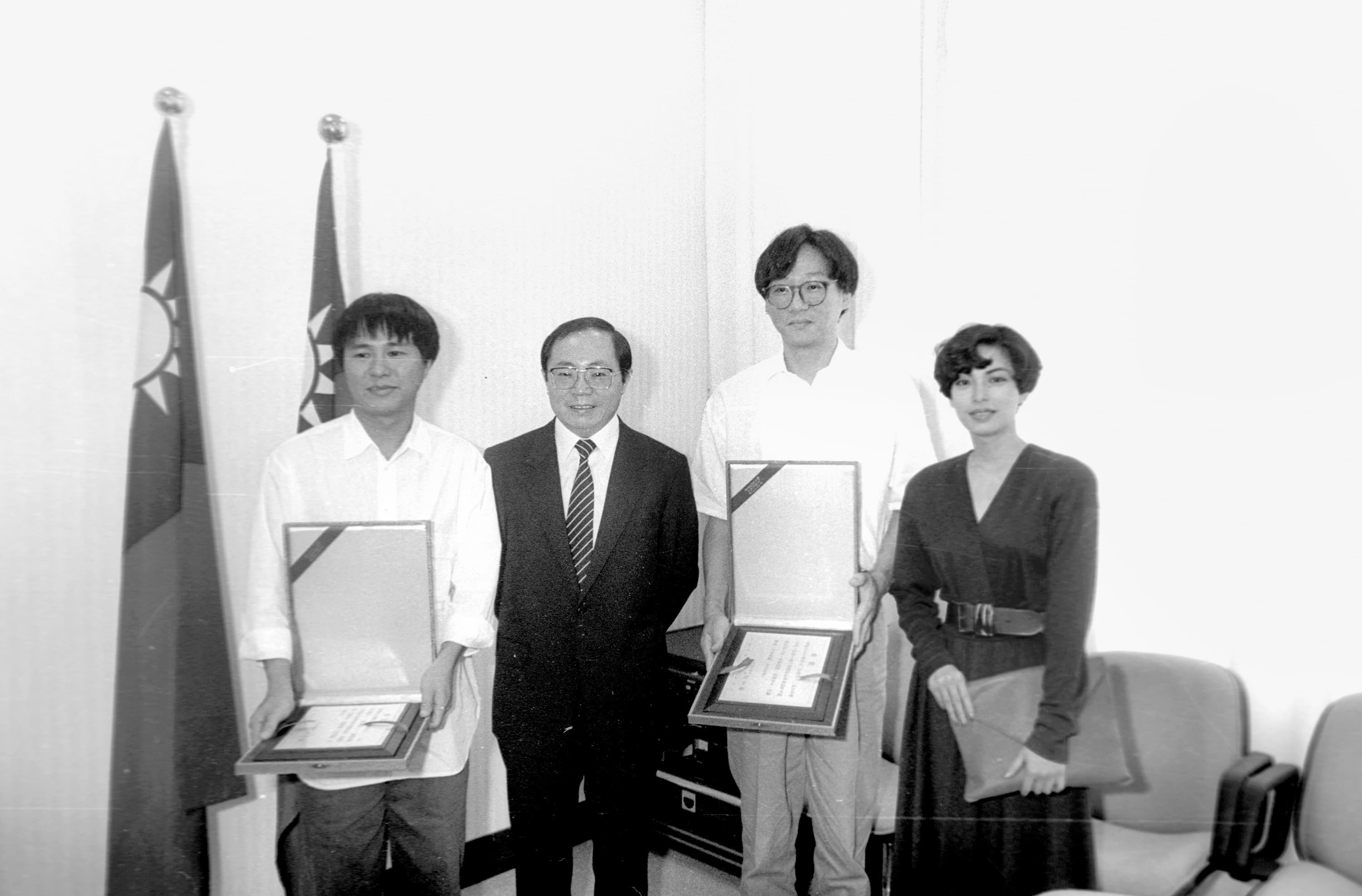 1987年新聞局長邵玉銘(左二)頒獎表揚以《恐怖分子》獲盧卡諾國際影展銀豹獎的導演楊德昌(右二),以及在多個國際影展獲獎的侯孝賢(左一)。蔡琴(右一)當時亦以楊德昌妻子身分出席。(中央社)