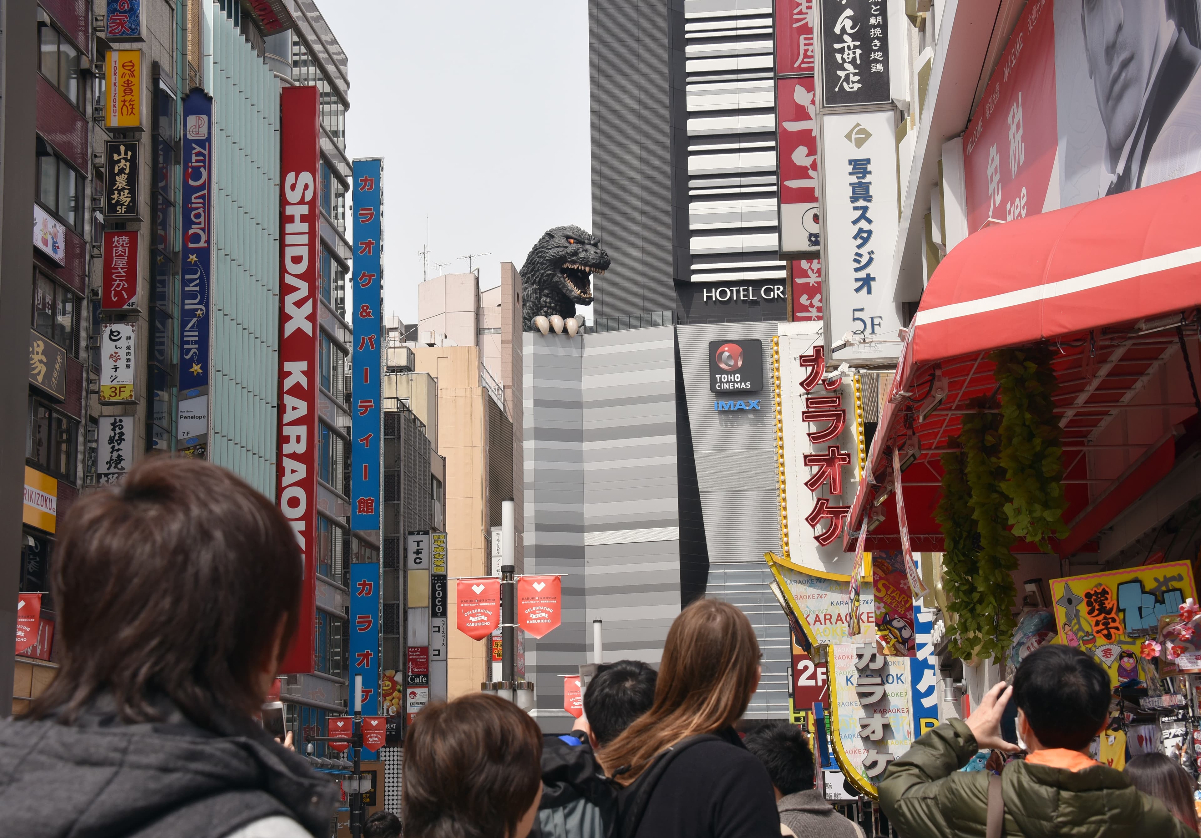2015年「新宿東寶大樓」開業,戶外露台上的巨型哥吉拉頭像,在現實中營造電影衝突感,立刻成為歌舞伎町新地標。但隨著大型開發案不斷進駐,歌舞伎町的傳統風貌正在逐漸消逝。(圖:東方IC)