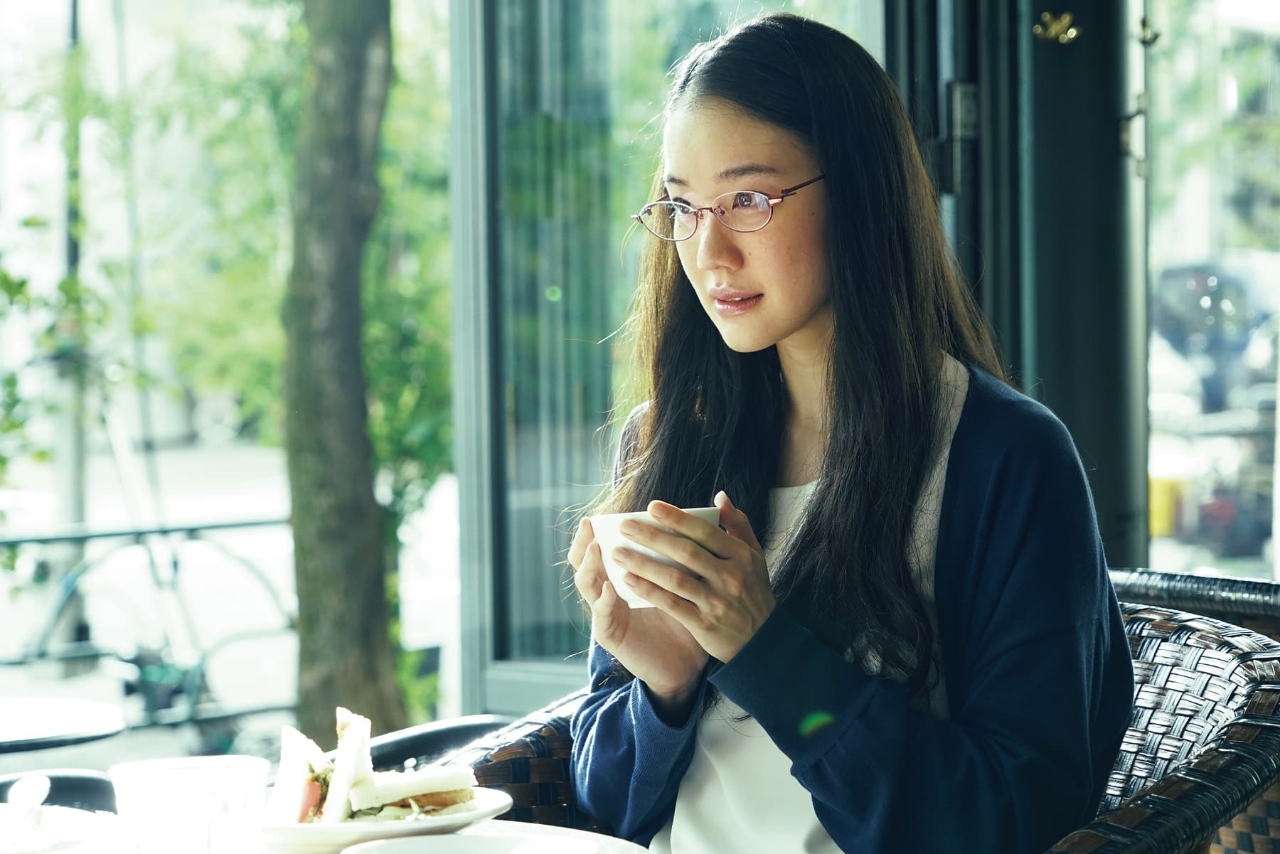 回顧蒼井優演藝路,出道時以岩井俊二執導的《青春電幻物語》奠定清新形象,之後便以《扶桑花女孩》、《神劍闖江湖》等片闖出知名度。