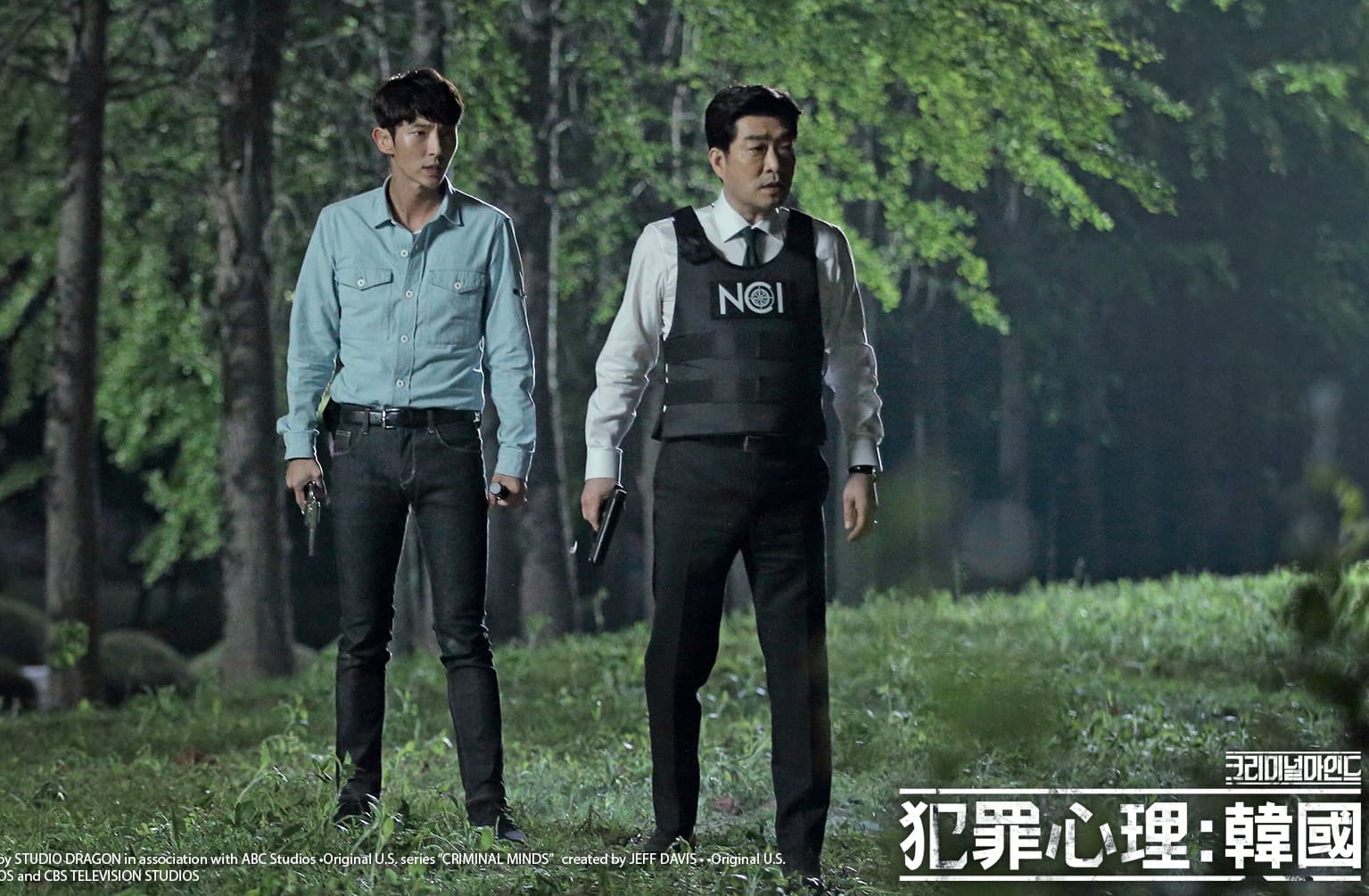李準基(左)與前輩孫賢周合作,坦言「很想依賴他」。