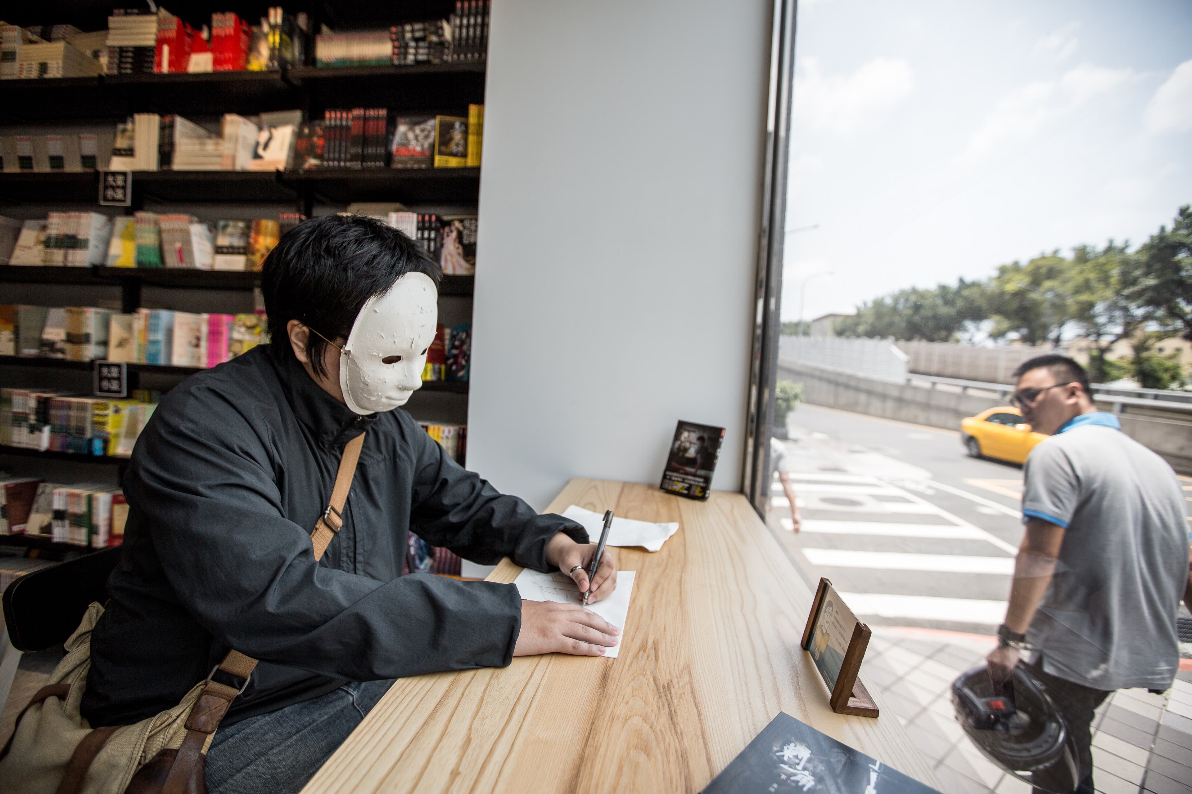 黃踹有容易擔憂的性格，鄧湘怡認為，把事物誇張放大，對創作也是必要的條件。