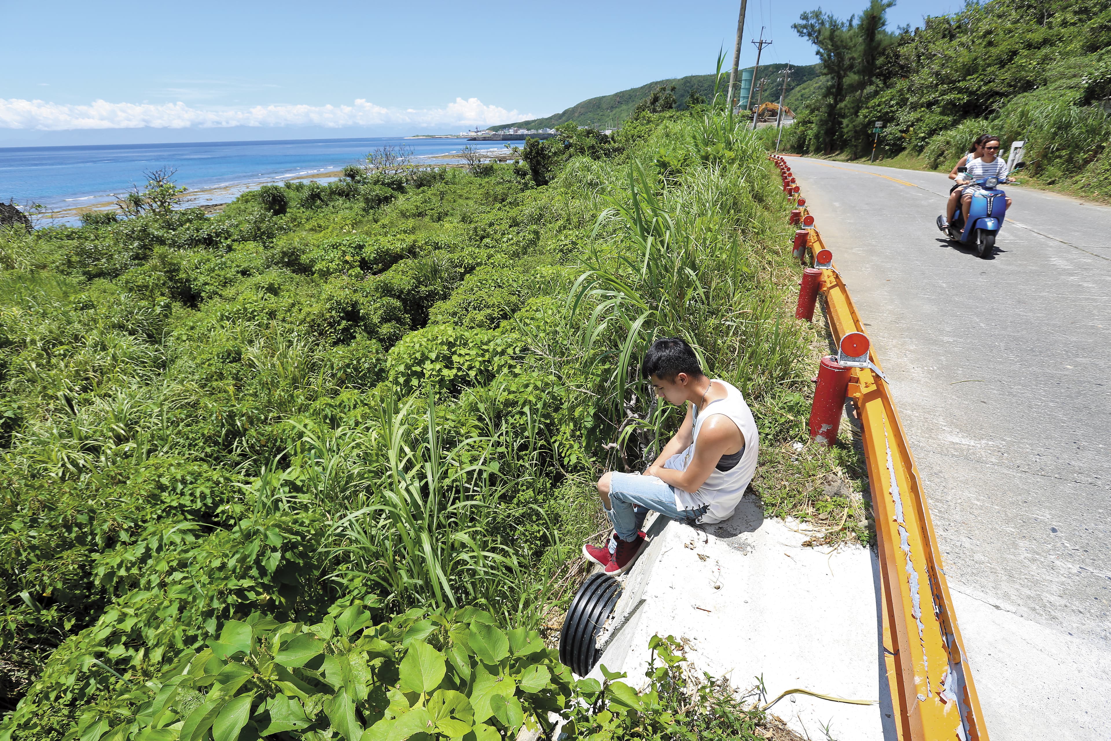 綠島鄉公所花費公帑興建護蟹廊道,開口卻懸空在海邊斷崖,引發保育人士撻伐。