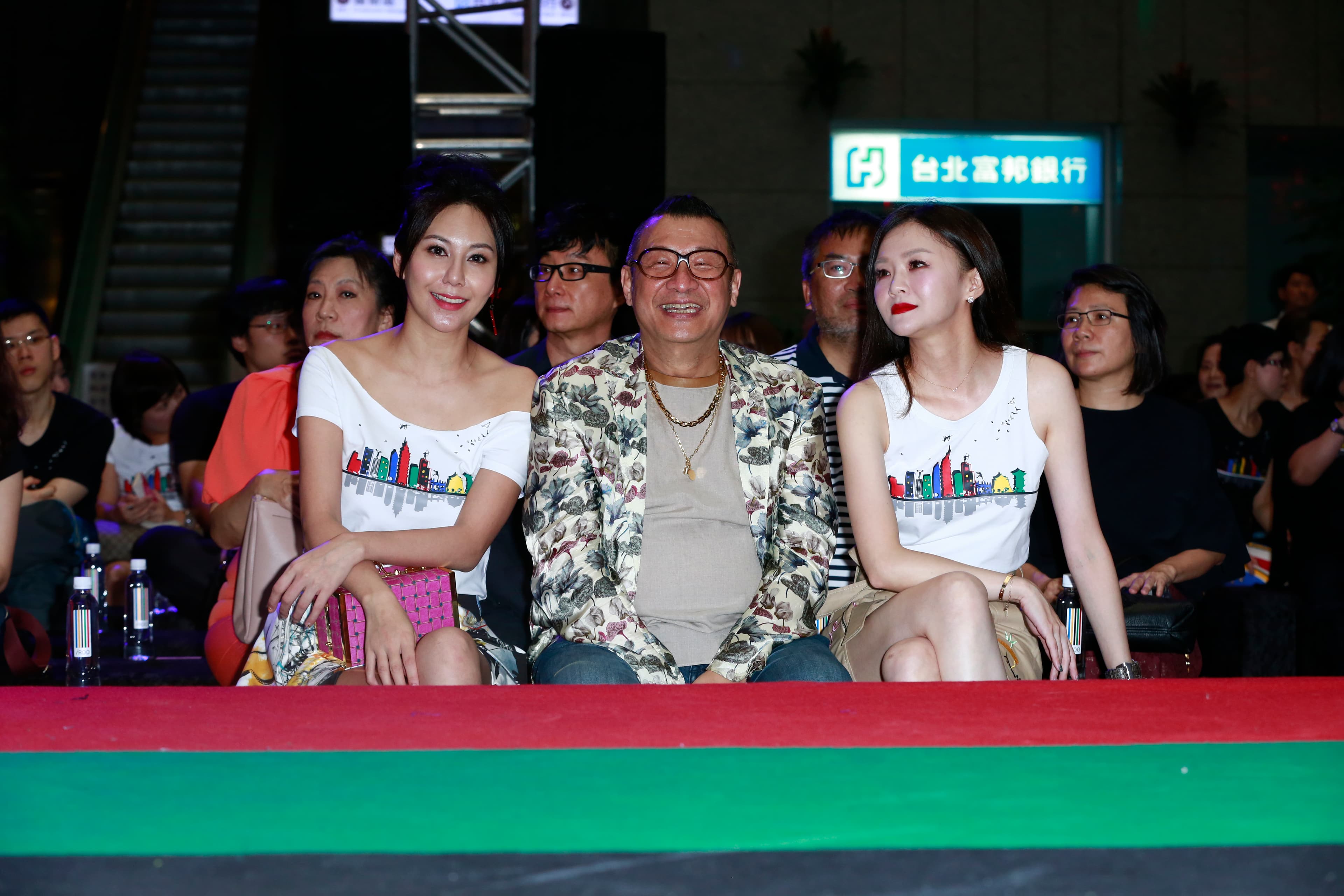 凱渥名模一字排開，創辦人洪偉明（中）帶著愛將洪曉蕾（左）及「花花」張嘉雲前來捧場。