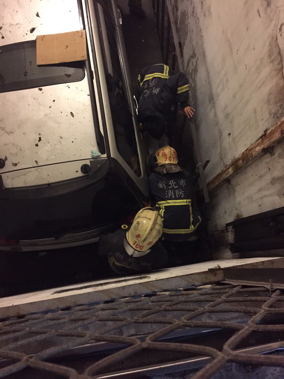 由於現場空間狹窄,消防人員必須爬上休旅車才能操作脫困器、長背板等工具。(翻攝自畫面)