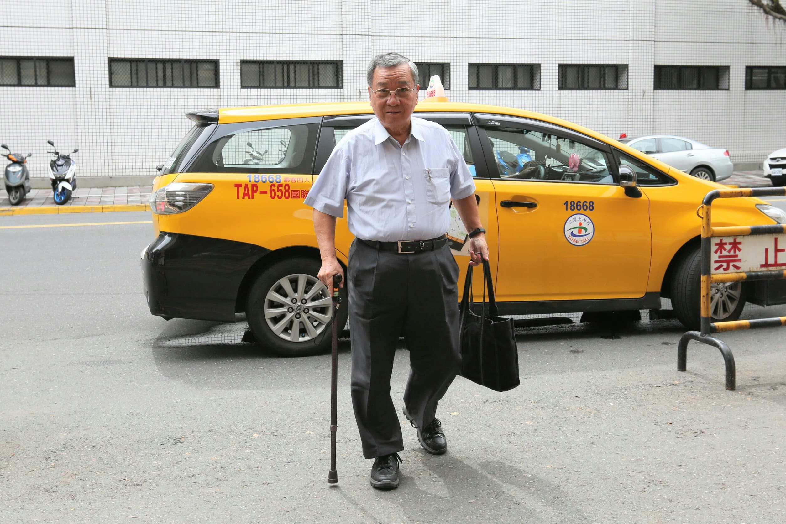 台開內線案共犯前台開董事長蘇德建出庭,強調沒有犯罪,從大門進出法院。