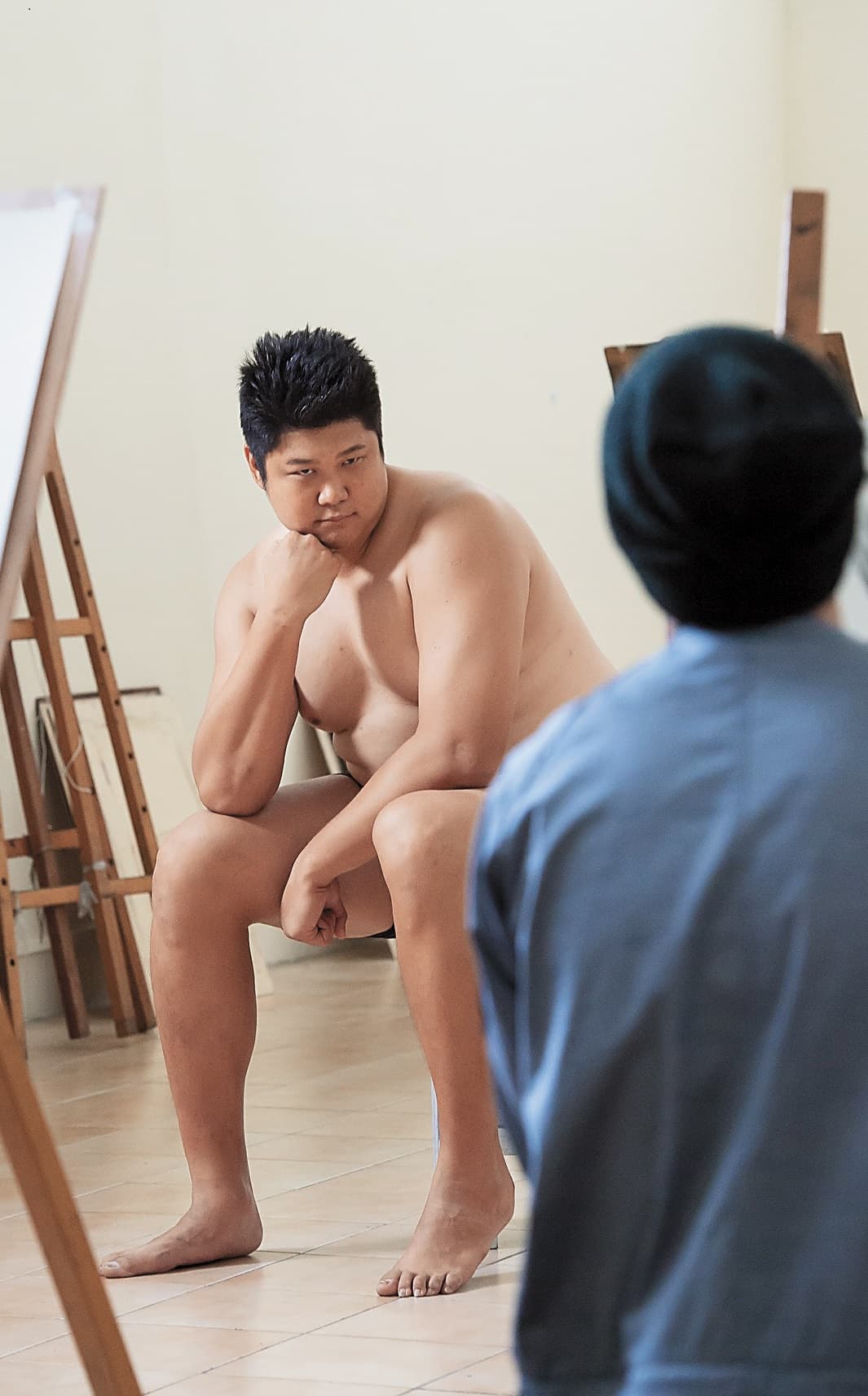 哈孝遠在《酸甜之味》只穿一條四角褲上陣演出人體模特兒。(TVBS提供)