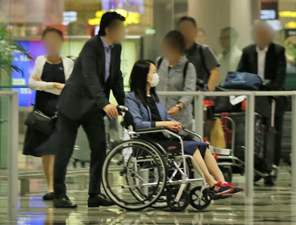上個月松田聖子被拍到坐著輪椅現身羽田機場，老公一路相隨。（翻攝網路）