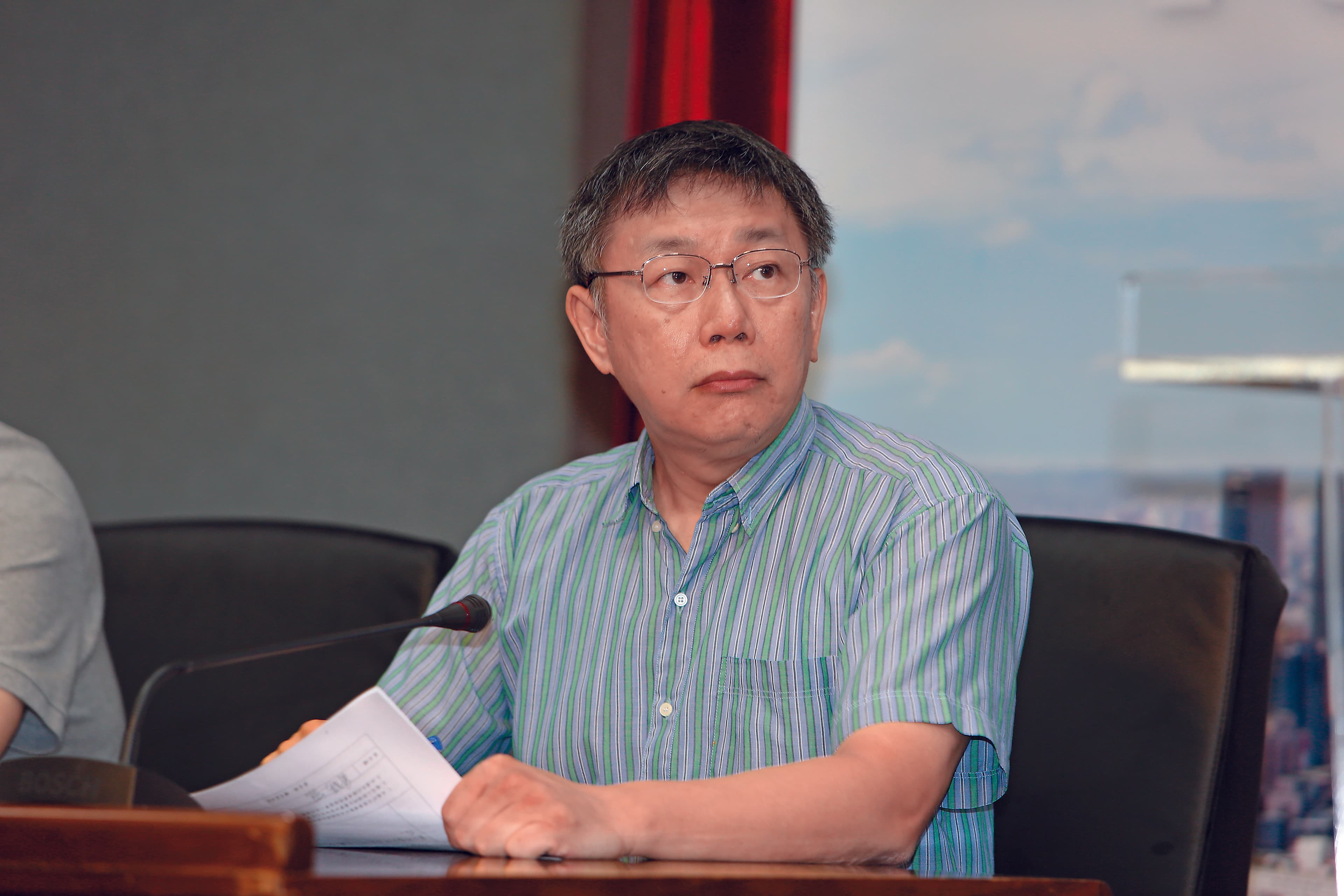 柯文哲面對昔日輔選功臣炮轟，一度想要站到第一線，但最後選擇低調回應。