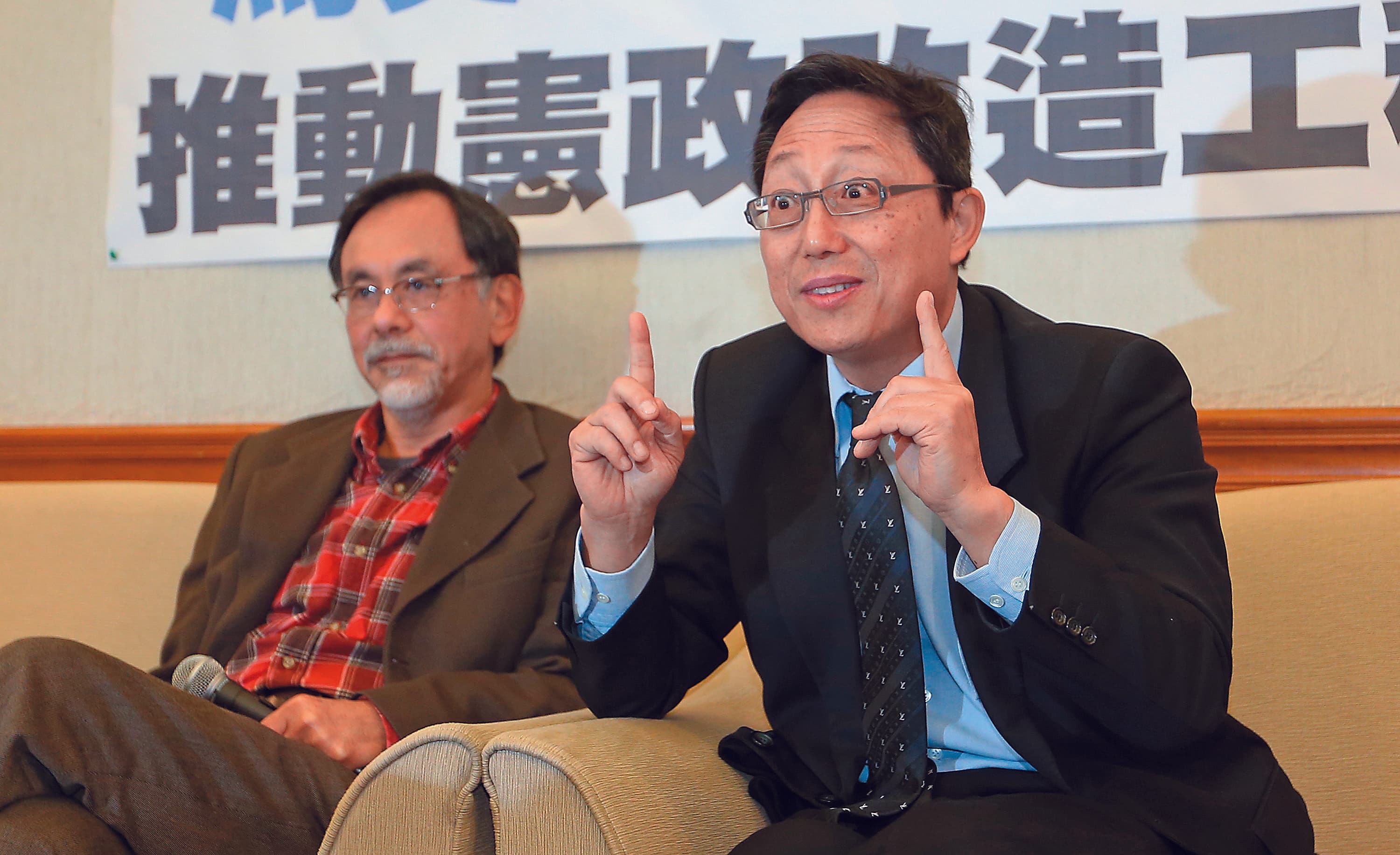 姚立明表示，大巨蛋主任仲裁人並非法務局長所指派，而他相信妻子也不會做違法的事。 （中央社）