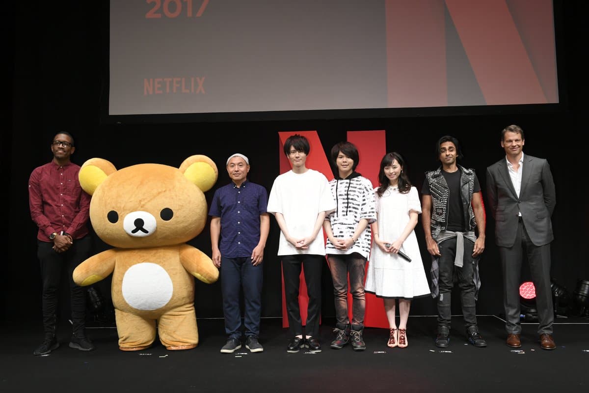 2 日在東京舉辦的「Neflix Anime Slate 2017」成功落幕,主持人福原遙(右 3 )與台上嘉賓合影。(twitter@NetflixJP)