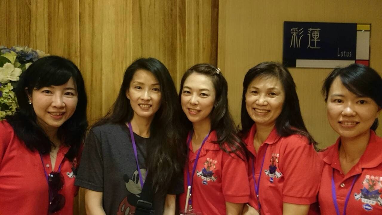 葉全真在花蓮上EMBA課時，和女同學合照。
