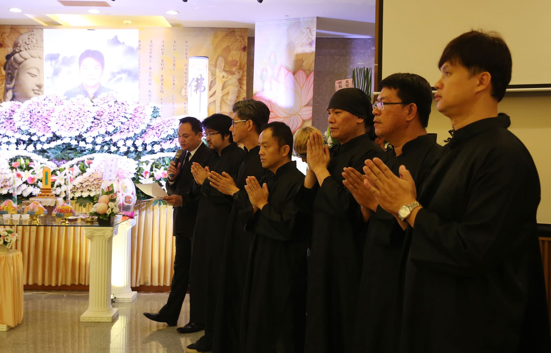 鄭問告別式會場上,徒弟、助手齊聚,與家人一同穿孝,送恩師最後一程。(陳毅偉攝)