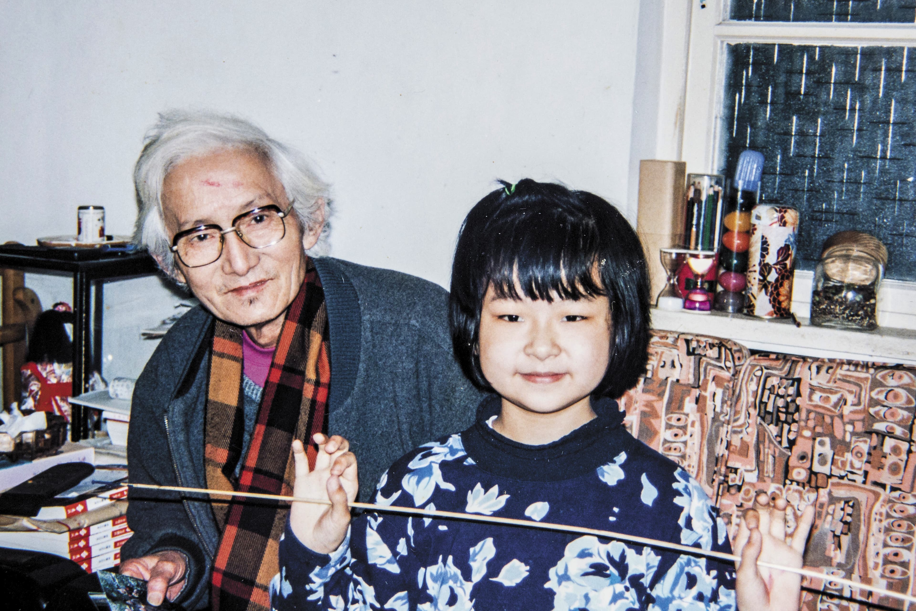 謝海盟(右)自幼和外公、知名作家朱西甯(左)相處融洽,聽中國鄉村故事與文化。他也深受外公影響,愛上京劇,成為戀舊的人。(謝海盟提供)