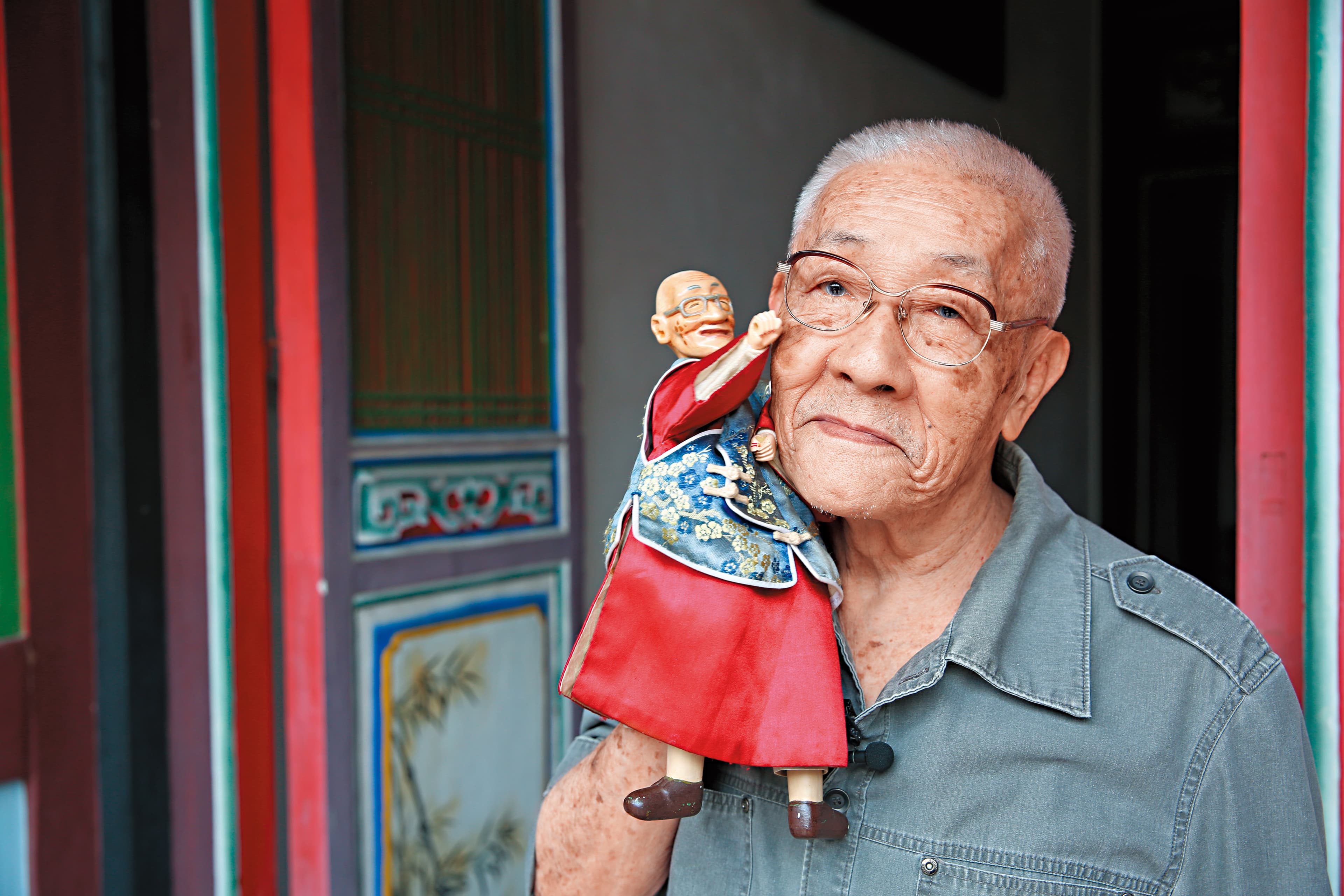 陳錫煌是雙授證保存布袋戲 傳統技藝的國寶大師, 這天,他手拿本人造型的戲偶, 表演老翁走路。