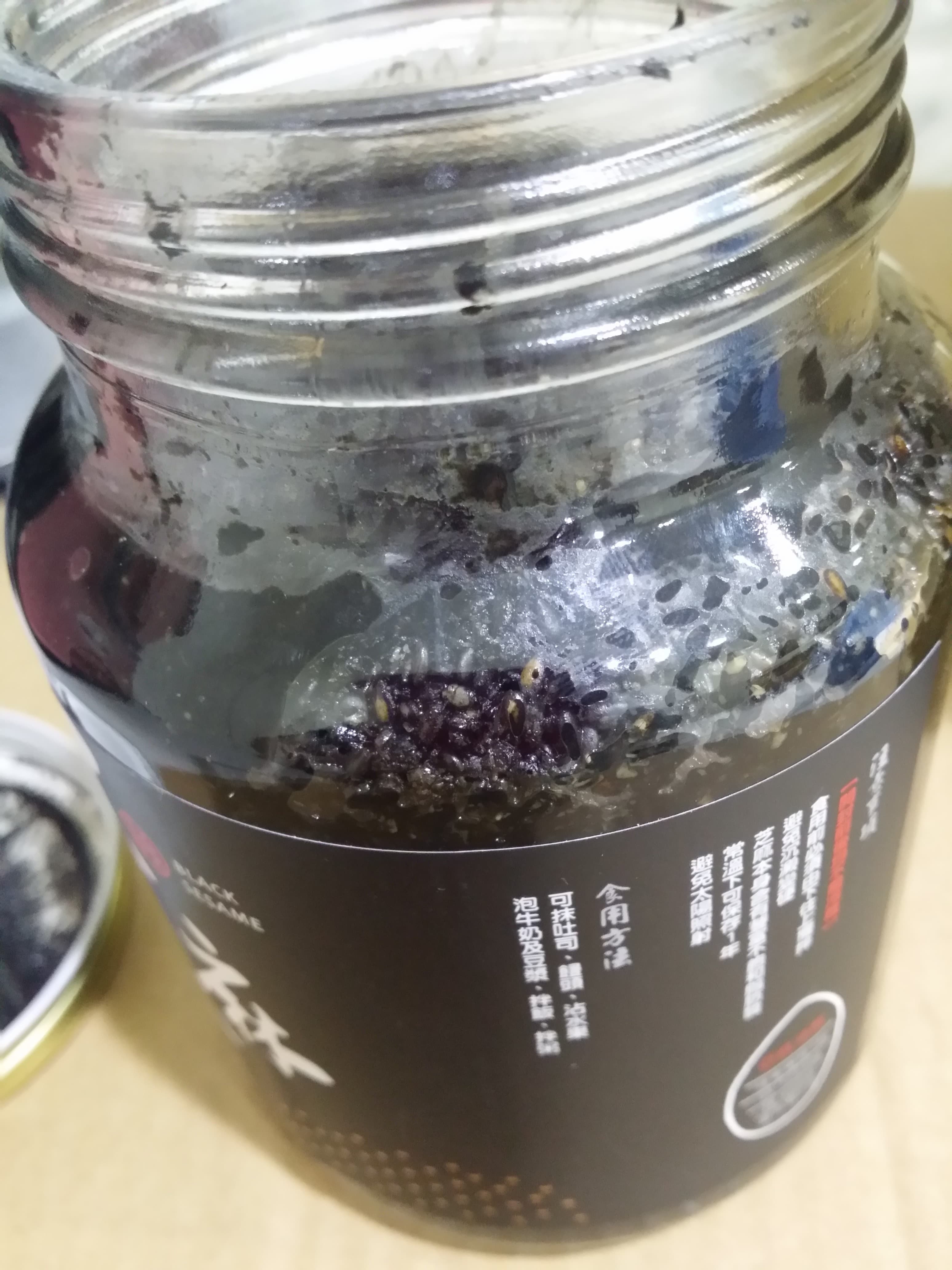 員工爆料公司回收的受潮變質產品,竟被摻入新的原料中繼續使用。