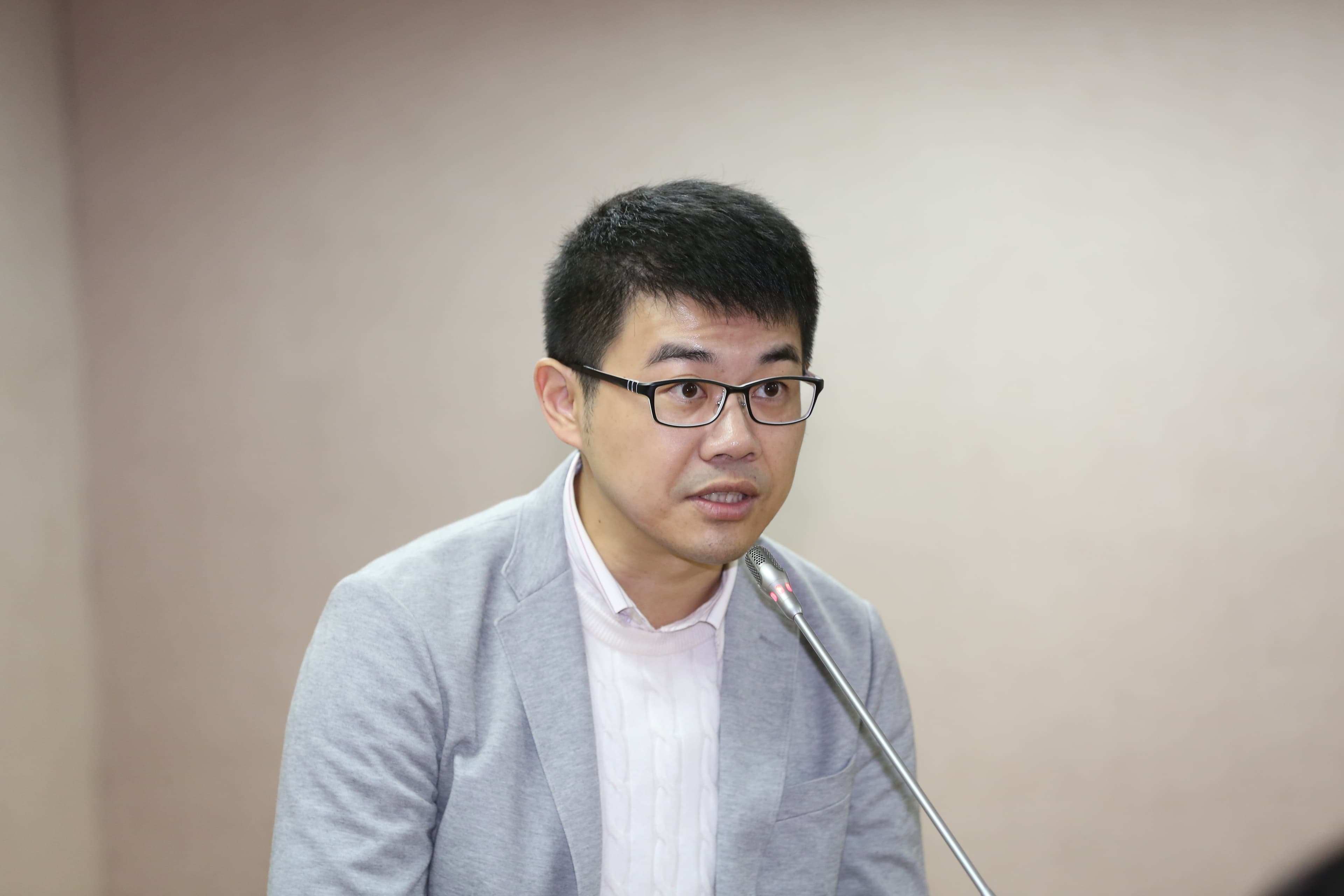 金門醫院精神科主治醫師、台大醫院精神科兼任主治醫師徐志雲，同時在台大醫院專責「同志諮詢門診」。