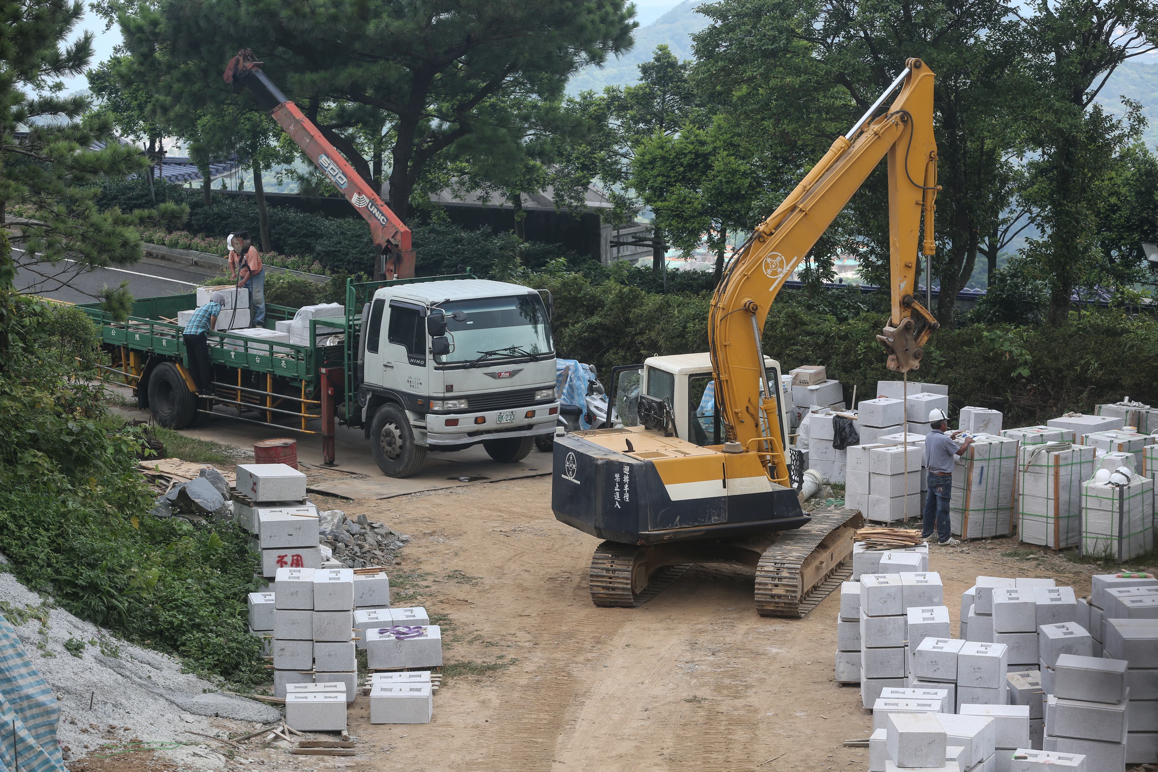 趙藤雄的壽墳占地約200坪，大量採用自大陸進口的石材，目前正進行到擋土牆工程。