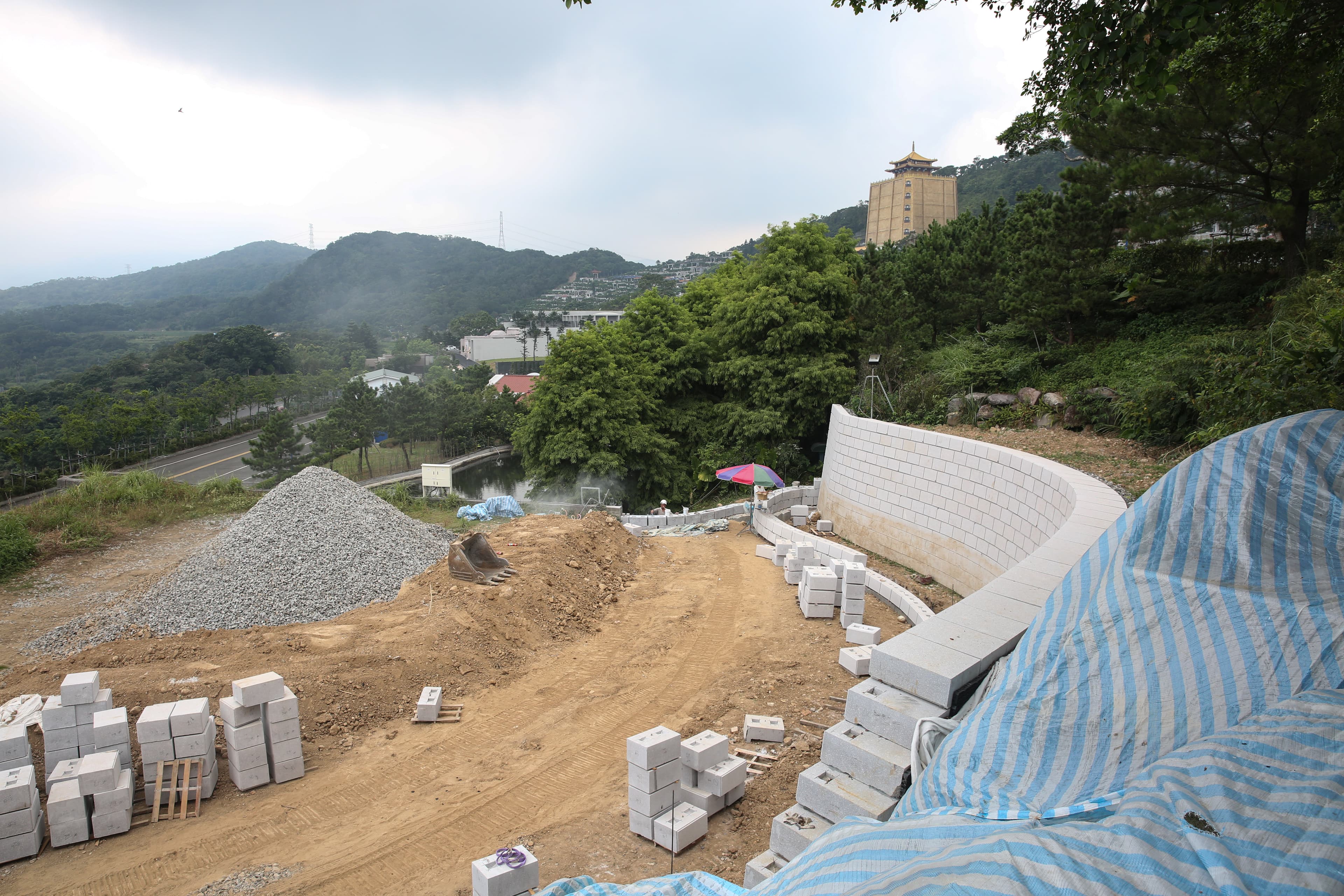 趙藤雄的壽墳占地約200坪,大量採用自大陸進口的石材,目前正進行到擋土牆工程。