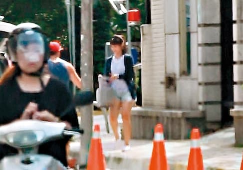 7月8日午後,休旅男將陳思宇手上的小瓦斯桶抱到車上,2人似乎要進行一趟愛之旅。