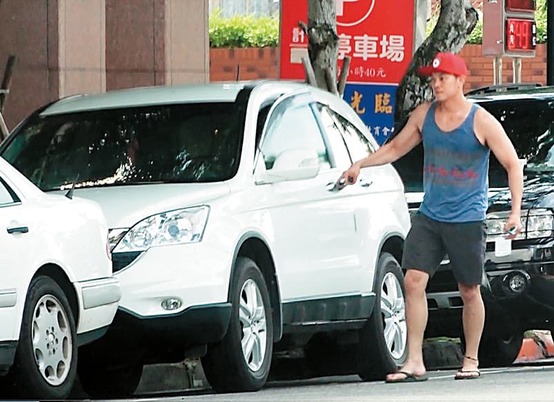 7月8日,陳思宇鑽進小紅帽休旅男的車裡,2人甜蜜同遊北海岸。