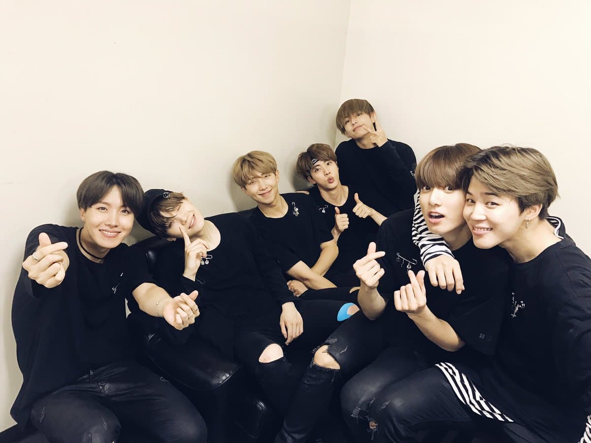 防彈少年團BTS成員SUGA(左二)、V(右三)和Jimin(右一)都曾在活動中暈倒。