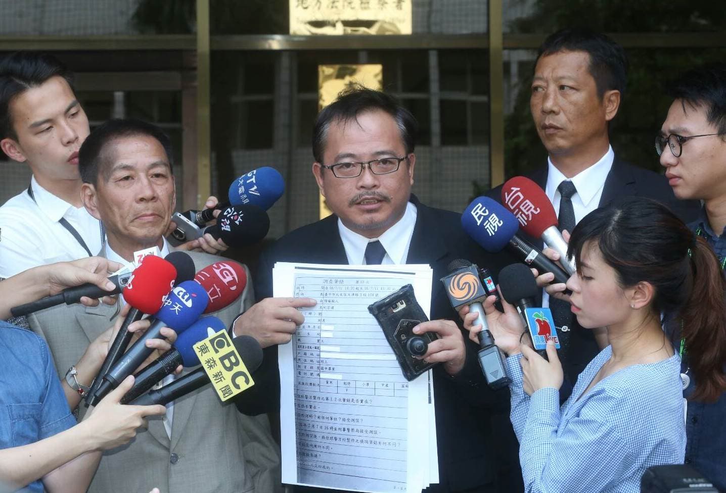 參與教唆買凶槍擊蔡正元服務處的翁炳堯今天上午在律師周武榮(圖中)陪同下,到台北地檢署聲稱要供出當年買凶的幕後藏鏡人。