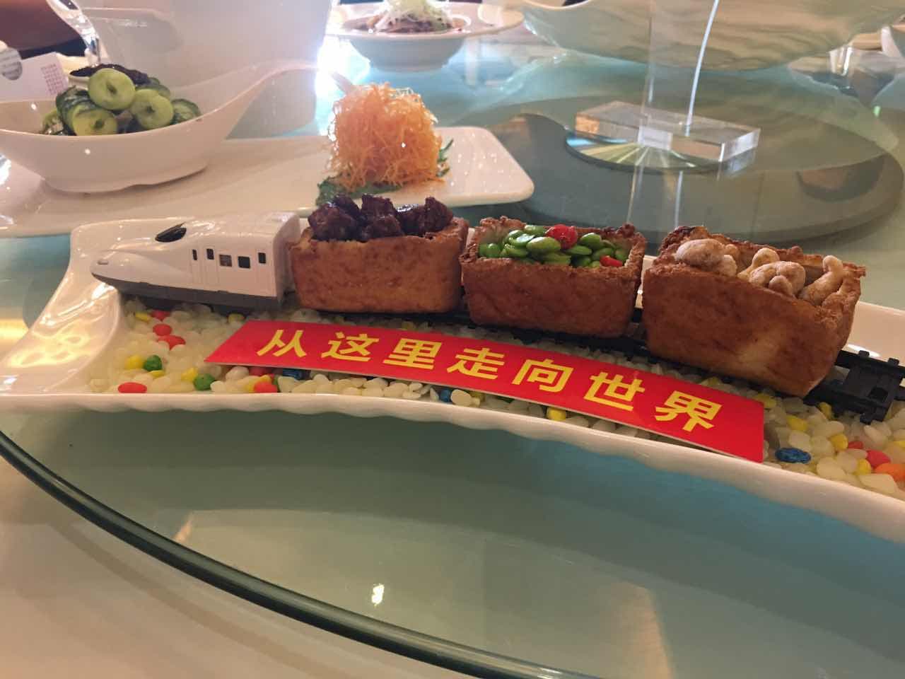 行程開始的前3天，我們穿梭在成都郊區參觀各種緊扣「一帶一路」的工程和建設，就連吃飯的菜都裝在高鐵模型上。